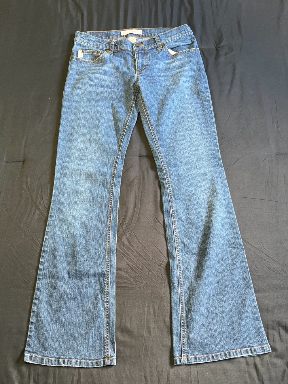 Y2K Low rise flare jeans mid wash w/embroidered pocket detailing. Size 7